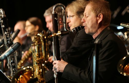 Die ZOLLVEREIN® Konzerte sind eine Veranstaltungsreihe der Stiftung Zollverein und präsentieren seit 1997 Klassik, Jazz, Experimentelles, Pop und Kabarett auf dem Gelände der Zeche und Kokerei Zollverein.

Bis in die 1960er Jahre sortierten Bergleute in der Lesebandhalle [A12] die großen Gesteinsstücke von Hand aus der Rohkohle heraus, heute ist die Halle 12 Eventlocation und Foyer für Messen, Kongresse und Konzerte.

Die Halle 12 kann für Veranstaltungen angemietet werden. Kontakt: Stiftung Zollverein, Fon +49 201 246 81-355, locations@zollverein.de.

Areal A [Schacht XII], Halle 12 [A12]