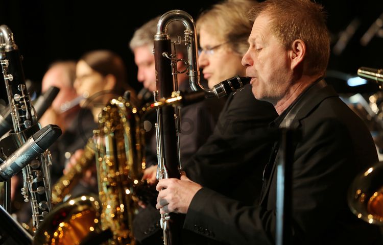 Die Zollverein Konzerte sind eine Veranstaltungsreihe der Stiftung Zollverein und präsentieren seit 1997 Klassik, Jazz, Experimentelles, Pop und Kabarett auf dem Gelände der Zeche und Kokerei Zollverein.

Bis in die 1960er Jahre sortierten Bergleute in der Lesebandhalle die großen Gesteinsstücke von Hand aus der Rohkohle heraus, heute ist die Halle 12 Eventlocation und Foyer für Messen, Kongresse und Konzerte.

Die Halle 12 kann für Veranstaltungen angemietet werden. Kontakt: Stiftung Zollverein, Fon +49 201 246 81-355, locations@zollverein.de.