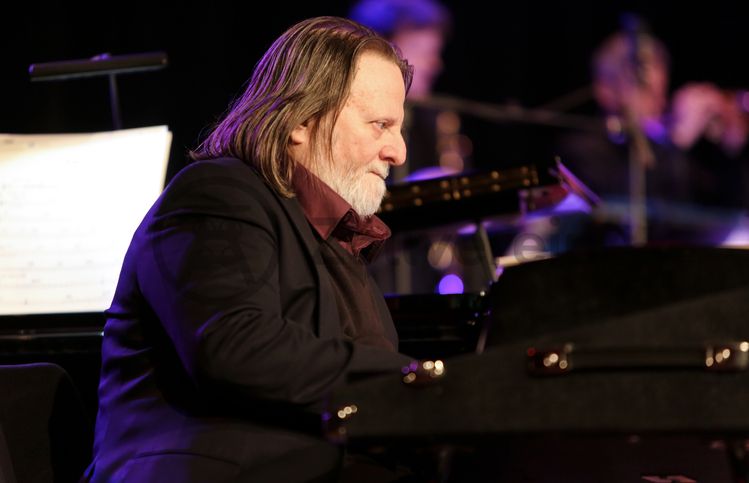 Die Zollverein Konzerte sind eine Veranstaltungsreihe der Stiftung Zollverein und präsentieren seit 1997 Klassik, Jazz, Experimentelles, Pop und Kabarett auf dem Gelände der Zeche und Kokerei Zollverein.

Bis in die 1960er Jahre sortierten Bergleute in der Lesebandhalle die großen Gesteinsstücke von Hand aus der Rohkohle heraus, heute ist die Halle 12 Eventlocation und Foyer für Messen, Kongresse und Konzerte.

Die Halle 12 kann für Veranstaltungen angemietet werden. Kontakt: Stiftung Zollverein, Fon +49 201 246 81-355, locations@zollverein.de.