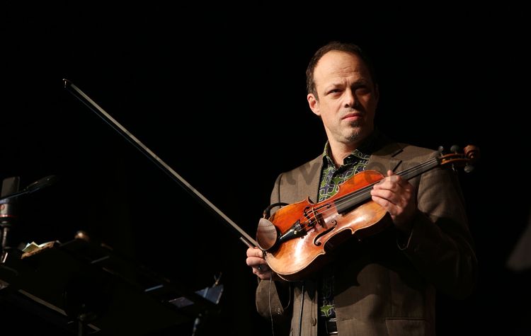 Die Zollverein Konzerte sind eine Veranstaltungsreihe der Stiftung Zollverein und präsentieren seit 1997 Klassik, Jazz, Experimentelles, Pop und Kabarett auf dem Gelände der Zeche und Kokerei Zollverein.

Bis in die 1960er Jahre sortierten Bergleute in der Lesebandhalle die großen Gesteinsstücke von Hand aus der Rohkohle heraus, heute ist die Halle 12 Eventlocation und Foyer für Messen, Kongresse und Konzerte.

Die Halle 12 kann für Veranstaltungen angemietet werden. Kontakt: Stiftung Zollverein, Fon +49 201 246 81-355, locations@zollverein.de.