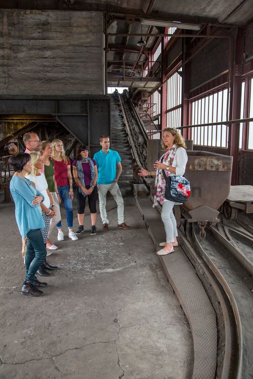 Bis zu 155.000 Besucher nehmen jährlich an einer Führung durch den Denkmalpfad ZOLLVEREIN®  teil, den im Originalzustand erhaltenen Übertageanlagen der Zeche und Kokerei Zollverein.

Der Bergebunker [A19] diente zu Betriebszeiten der Zeche als Zwischenlager für das zusammen mit der Kohle gehobene Gestein. Dieses Gestein, auch Berge genannt, wurde in Waggons unter dem Bergebunker entleert und anschließend abtransportiert.

Areal A [Schacht XII], Bergebunker [A19]