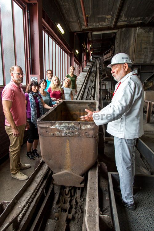 Bis zu 155.000 Besucher nehmen jährlich an einer Führung durch den Denkmalpfad ZOLLVEREIN®  teil, den im Originalzustand erhaltenen Übertageanlagen der Zeche und Kokerei Zollverein.

Der Bergebunker [A19] diente zu Betriebszeiten der Zeche als Zwischenlager für das zusammen mit der Kohle gehobene Gestein. Dieses Gestein, auch Berge genannt, wurde in Waggons unter dem Bergebunker entleert und anschließend abtransportiert.

Areal A [Schacht XII], Bergebunker [A19]