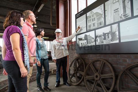 Bis zu 155.000 Besucher nehmen jährlich an einer Führung durch den Denkmalpfad ZOLLVEREIN®  teil, den im Originalzustand erhaltenen Übertageanlagen der Zeche und Kokerei Zollverein.

Der Bergebunker [A19] diente zu Betriebszeiten der Zeche als Zwischenlager für das zusammen mit der Kohle gehobene Gestein. Dieses Gestein, auch Berge genannt, wurde in Waggons unter dem Bergebunker entleert und anschließend abtransportiert.

Areal A [Schacht XII], Bergebunker [A19]