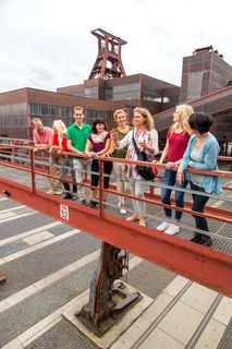 Bis zu 155.000 Besucher nehmen jährlich an einer Führung durch den Denkmalpfad ZOLLVEREIN®  teil, den im Originalzustand erhaltenen Übertageanlagen der Zeche und Kokerei Zollverein.

Die Mannschaftsbrücke war von 1932 bis 1986 der einzige Verbindungsweg für Bergleute zwischen den Zollverein-Schachtanlagen 1/2/8 und XII. 

Bis in die 1960er Jahre sortierten Bergleute in der Lesebandhalle [A12] die großen Gesteinsstücke von Hand aus der Rohkohle heraus, heute ist die Halle 12 Eventlocation und Foyer für Messen, Kongresse und Konzerte.

Die Halle 12 kann für Veranstaltungen angemietet werden. Kontakt: Stiftung Zollverein, Fon +49 201 246 81-355, locations@zollverein.de.

Areal A [Schacht XII], Halle 12 [A12]

Das 55 Meter hohe Doppelbock-Fördergerüst [A1] ist das Wahrzeichen des UNESCO-Welterbe Zollverein, der Stadt Essen und des gesamten Ruhrgebiets.

Areal A [Schacht XII], Fördergerüst [A1]