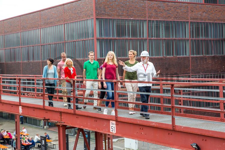 Bis zu 155.000 Besucher nehmen jährlich an einer Führung durch den Denkmalpfad ZOLLVEREIN®  teil, den im Originalzustand erhaltenen Übertageanlagen der Zeche und Kokerei Zollverein.

Die Mannschaftsbrücke war von 1932 bis 1986 der einzige Verbindungsweg für Bergleute zwischen den Zollverein-Schachtanlagen 1/2/8 und XII. 

Bis in die 1960er Jahre sortierten Bergleute in der Lesebandhalle [A12] die großen Gesteinsstücke von Hand aus der Rohkohle heraus, heute ist die Halle 12 Eventlocation und Foyer für Messen, Kongresse und Konzerte.

Die Halle 12 kann für Veranstaltungen angemietet werden. Kontakt: Stiftung Zollverein, Fon +49 201 246 81-355, locations@zollverein.de.

Areal A [Schacht XII], Halle 12 [A12]