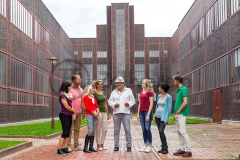 Bis zu 155.000 Besucher nehmen jährlich an einer Führung durch den Denkmalpfad ZOLLVEREIN®  teil, den im Originalzustand erhaltenen Übertageanlagen der Zeche und Kokerei Zollverein.

Das Kesselhaus [A7] von Zollverein Schacht XII erzeugte von 1932 bis 1977 Dampf für die Kompressoren. Seit dem Umbau unter Leitung des Star-Architekten Norman Foster (1993-1996) ist das Kesselhaus Sitz des Design Zentrums Nordrhein Westfalen und des Red Dot Design Museums mit der weltweit größte Ausstellung zeitgenössischen Designs.

Areal A [Schacht XII], Kesselhaus [A7]