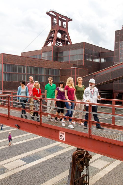 Bis zu 155.000 Besucher nehmen jährlich an einer Führung durch den Denkmalpfad ZOLLVEREIN®  teil, den im Originalzustand erhaltenen Übertageanlagen der Zeche und Kokerei Zollverein.

Die Mannschaftsbrücke war von 1932 bis 1986 der einzige Verbindungsweg für Bergleute zwischen den Zollverein-Schachtanlagen 1/2/8 und XII. 

Bis in die 1960er Jahre sortierten Bergleute in der Lesebandhalle [A12] die großen Gesteinsstücke von Hand aus der Rohkohle heraus, heute ist die Halle 12 Eventlocation und Foyer für Messen, Kongresse und Konzerte.

Die Halle 12 kann für Veranstaltungen angemietet werden. Kontakt: Stiftung Zollverein, Fon +49 201 246 81-355, locations@zollverein.de.

Areal A [Schacht XII], Halle 12 [A12]

Das 55 Meter hohe Doppelbock-Fördergerüst [A1] ist das Wahrzeichen des UNESCO-Welterbe Zollverein, der Stadt Essen und des gesamten Ruhrgebiets.

Areal A [Schacht XII], Fördergerüst [A1]