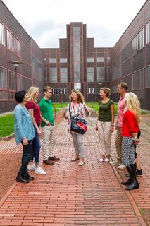 Bis zu 155.000 Besucher nehmen jährlich an einer Führung durch den Denkmalpfad ZOLLVEREIN®  teil, den im Originalzustand erhaltenen Übertageanlagen der Zeche und Kokerei Zollverein.

Das Kesselhaus [A7] von Zollverein Schacht XII erzeugte von 1932 bis 1977 Dampf für die Kompressoren. Seit dem Umbau unter Leitung des Star-Architekten Norman Foster (1993-1996) ist das Kesselhaus Sitz des Design Zentrums Nordrhein Westfalen und des Red Dot Design Museums mit der weltweit größte Ausstellung zeitgenössischen Designs.

Areal A [Schacht XII], Kesselhaus [A7]