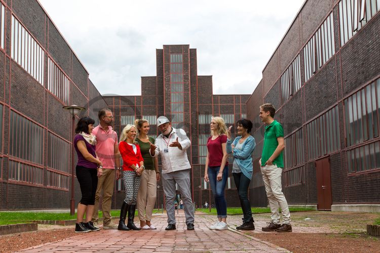 Bis zu 155.000 Besucher nehmen jährlich an einer Führung durch den Denkmalpfad ZOLLVEREIN®  teil, den im Originalzustand erhaltenen Übertageanlagen der Zeche und Kokerei Zollverein.

Das Kesselhaus [A7] von Zollverein Schacht XII erzeugte von 1932 bis 1977 Dampf für die Kompressoren. Seit dem Umbau unter Leitung des Star-Architekten Norman Foster (1993-1996) ist das Kesselhaus Sitz des Design Zentrums Nordrhein Westfalen und des Red Dot Design Museums mit der weltweit größte Ausstellung zeitgenössischen Designs.

Areal A [Schacht XII], Kesselhaus [A7]