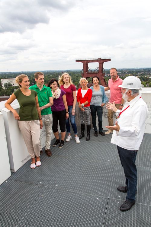 Bis zu 155.000 Besucher nehmen jährlich an einer Führung durch den Denkmalpfad ZOLLVEREIN®  teil, den im Originalzustand erhaltenen Übertageanlagen der Zeche und Kokerei Zollverein.

Das größte Übertagegebäude auf Zollverein war zu Betriebszeiten eine Riesenmaschine. Bis 1986 verarbeitete die Kohlenwäsche [A14] täglich 23.000 Tonnen Rohkohle. In den Jahren 2003 bis 2006 wurde das Gebäude von Rem Koolhaas, Heinrich Böll und Hans Krabel komplett umgebaut. Heute ist die Kohlenwäsche befindet sich dort das Ruhr Museum, der Denkmalpfad ZOLLVEREIN®, das Besucherzentrum mit dem Portal der Industriekultur sowie der Erich-Brost-Pavillon als Veranstaltungslocation.

Areal A [Schacht XII], Kohlenwäsche [A14] 

Das 55 Meter hohe Doppelbock-Fördergerüst [A1] ist das Wahrzeichen des UNESCO-Welterbe Zollverein, der Stadt Essen und des gesamten Ruhrgebiets.

Areal A [Schacht XII], Fördergerüst [A1]