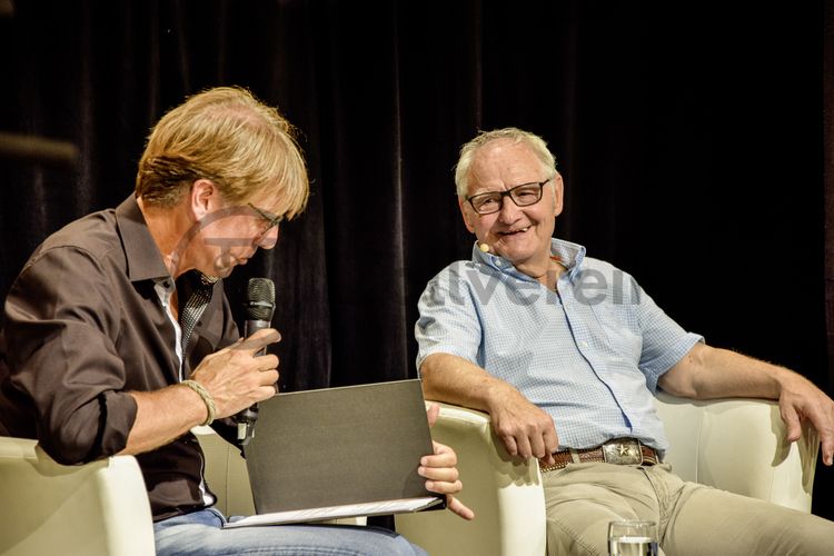 Der aus dem ARD-Morgenmagazin bekannte TV-Moderator Peter Großmann empfängt zu seiner Talkrunde #halbzwölf immer sonntags auf Zollverein Fußballlegenden, Komiker, Kabarettisten und Musiker. 

Bis in die 1960er Jahre sortierten Bergleute in der Lesebandhalle [A12] die großen Gesteinsstücke von Hand aus der Rohkohle heraus, heute ist die Halle 12 Eventlocation und Foyer für Messen, Kongresse und Konzerte.

Die Halle 12 kann für Veranstaltungen angemietet werden. Kontakt: Stiftung Zollverein, Fon +49 201 246 81-355, locations@zollverein.de.

Areal A [Schacht XII], Halle 12 [A12]