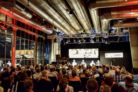 Der aus dem ARD-Morgenmagazin bekannte TV-Moderator Peter Großmann empfängt zu seiner Talkrunde #halbzwölf immer sonntags auf Zollverein Fußballlegenden, Komiker, Kabarettisten und Musiker. 

Bis in die 1960er Jahre sortierten Bergleute in der Lesebandhalle [A12] die großen Gesteinsstücke von Hand aus der Rohkohle heraus, heute ist die Halle 12 Eventlocation und Foyer für Messen, Kongresse und Konzerte.

Die Halle 12 kann für Veranstaltungen angemietet werden. Kontakt: Stiftung Zollverein, Fon +49 201 246 81-355, locations@zollverein.de.

Areal A [Schacht XII], Halle 12 [A12]