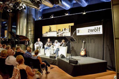 Der aus dem ARD-Morgenmagazin bekannte TV-Moderator Peter Großmann empfängt zu seiner Talkrunde #halbzwölf immer sonntags auf Zollverein Fußballlegenden, Komiker, Kabarettisten und Musiker. 

Bis in die 1960er Jahre sortierten Bergleute in der Lesebandhalle [A12] die großen Gesteinsstücke von Hand aus der Rohkohle heraus, heute ist die Halle 12 Eventlocation und Foyer für Messen, Kongresse und Konzerte.

Die Halle 12 kann für Veranstaltungen angemietet werden. Kontakt: Stiftung Zollverein, Fon +49 201 246 81-355, locations@zollverein.de.

Areal A [Schacht XII], Halle 12 [A12]