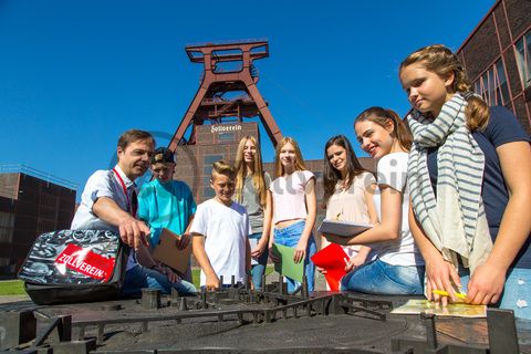 Das 55 Meter hohe Doppelbock-Fördergerüst [A1] ist das Wahrzeichen des UNESCO-Welterbe Zollverein, der Stadt Essen und des gesamten Ruhrgebiets.

Barrierefreie 3D-Geländemodelle erleichtern die Orientierung auf dem UNESCO-Welterbe Zollverein.

Zwischen dem Haupteingang zur Schachtanlage Zollverein XII und dem Doppelbock-Fördergerüst liegt der Ehrenhof mit Rasenkarrée und Rundweg.

Areal A [Schacht XII], Fördergerüst [A1]