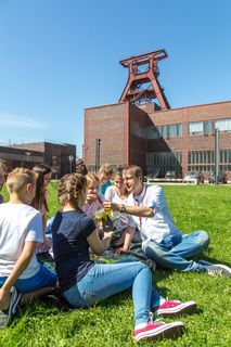 Das 55 Meter hohe Doppelbock-Fördergerüst [A1] ist das Wahrzeichen des UNESCO-Welterbe Zollverein, der Stadt Essen und des gesamten Ruhrgebiets.

Areal A [Schacht XII], Fördergerüst [A1]

Die ehemalige Elektrowerkstatt, Halle 6, [A6] ist heute Veranstaltungshalle und beherbergt die Büroräume einer Kreativagentur.

Die Halle 6 kann für Veranstaltungen angemietet werden. Kontakt: Stiftung Zollverein, Fon +49 201 246 81-355, locations@zollverein.de.

Areal A [Schacht XII], Halle 6 [A6]