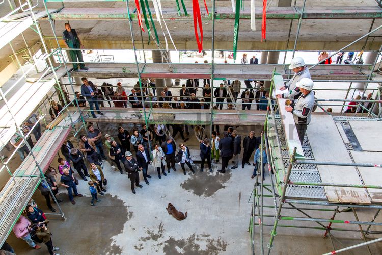 Als Dankeschön an die Handwerker feierten KÖLBL KRUSEL und RAG Montan Immobilien gemeinsam mit Vertretern der Folkwang Universität der Künste und beteiligten Projektpartnern am 06.07.2016 Richtfest für den Neubau. Das rund 19.000 qm große Gebäude auf dem Areal der einst modernsten Zeche Europas bietet ab dem Wintersemester 2017/2018 Platz für rund 500 Studierende und 70 Mitarbeiter.

Areal B [Schacht 1/2/8]

Im Wintersemester 2017/2018 nimmt die Folkwang Universität der Künste in einem Neubau [B60] im Quartier Nord den Lehrbetrieb mit rund 500 Studenten und Lehrkräften für den Fachbereich Gestaltung auf.

Areal B [Schacht 1/2/8], Folkwang Universität der Künste, Quartier Nord [B60]