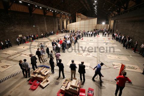 Am 9. Dezember 2015 veranstaltete die Firma Evonik mit ihren Mitarbeitern einen internen Domino Day im ehemaligen Salzlager [C88] der Kokerei Zollverein. 

Zu Betriebszeiten wurden im Salzlager [C88] die bei der Koksproduktion anfallenden Streu- und Düngesalze gelagert. Seit 2001 wird das umfassend sanierte Gebäude als temporäre Veranstaltungshalle genutzt. Zudem ist das Salzlager dauerhafter Ausstellungsort für die Installation „The Palace of Projects“ von Ilya und Emilia Kabakov.

Das Salzlager kann für Veranstaltungen angemietet werden. Kontakt: Stiftung Zollverein, Fon +49 201 246 81-355, locations@zollverein.de.

Areal C [Kokerei], Salzlager [C88]