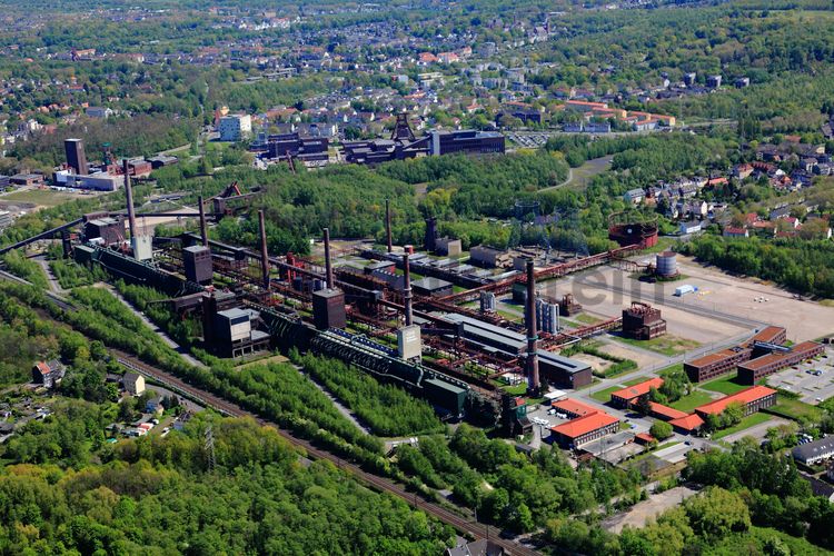 Die Kokerei Zollverein wurde von 1957 bis 1961 errichtet. Nach einer Erweiterung war die Anlage seit 1973 bis zur Stilllegung 1993 die größte Zentralkokerei Europas.

Areal C [Kokerei]