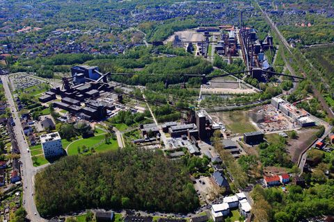 Die Zentralschachtanlage Zollverein XII wurde 1932 in Betrieb genommen und zählte bis zu ihrer Stilllegung 1986 zu den größten und leistungsstärksten Steinkohlenzechen weltweit. Das Meisterwerk der Bergbauarchitektur, geschaffen von den Visionären Fritz Schupp und Martin Kremmer, galt von Beginn an als „schönste Zeche der Welt“. 

Areal A [Schacht XII]

Die Gründungsschachtanlage 1/2/8 war von 1851 bis 1986 in Betrieb und beherbergte u. a. die Sozialräume der Bergleute. Sie wurde im Stil des Historismus errichtet und spiegelt die Hauptepoche des Steinkohlebergbaus im Ruhrgebiet wider. 

Areal B [Schacht 1/2/8]

Die Kokerei Zollverein wurde von 1957 bis 1961 errichtet. Nach einer Erweiterung war die Anlage seit 1973 bis zur Stilllegung 1993 die größte Zentralkokerei Europas.

Areal C [Kokerei]