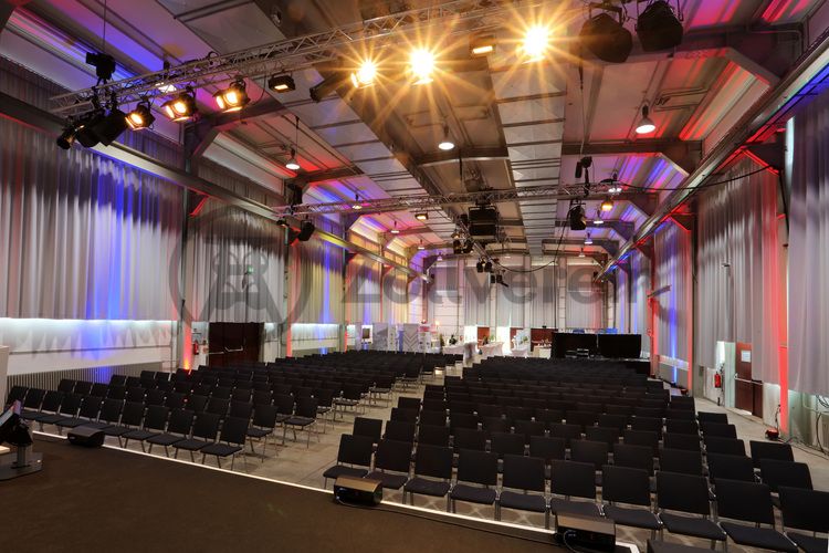 Die ehemalige Zentralwerkstatt, Halle 5, wird seit 1992 als Veranstaltungs-, Ausstellungs- und Konzerthalle genutzt.

Die Halle 5 kann für Veranstaltungen angemietet werden. Kontakt: Stiftung Zollverein, Fon +49 201 246 81-355, locations@zollverein.de.
