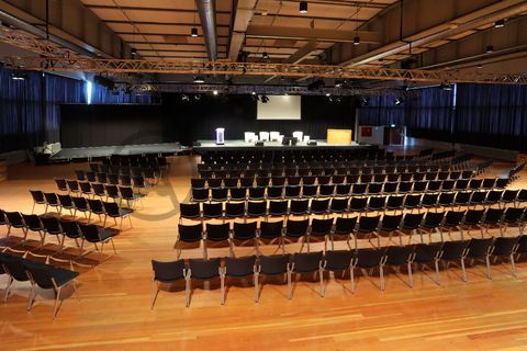 Bis in die 1960er Jahre sortierten Bergleute in der Lesebandhalle [A12] die großen Gesteinsstücke von Hand aus der Rohkohle heraus, heute ist die Halle 12 Eventlocation und Foyer für Messen, Kongresse und Konzerte.

Die Halle 12 kann für Veranstaltungen angemietet werden. Kontakt: Stiftung Zollverein, Fon +49 201 246 81-355, locations@zollverein.de.

Areal A [Schacht XII], Halle 12 [A12]