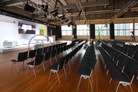 Bis in die 1960er Jahre sortierten Bergleute in der Lesebandhalle [A12] die großen Gesteinsstücke von Hand aus der Rohkohle heraus, heute ist die Halle 12 Eventlocation und Foyer für Messen, Kongresse und Konzerte.

Die Halle 12 kann für Veranstaltungen angemietet werden. Kontakt: Stiftung Zollverein, Fon +49 201 246 81-355, locations@zollverein.de.

Areal A [Schacht XII], Halle 12 [A12]