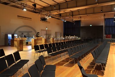 Bis in die 1960er Jahre sortierten Bergleute in der Lesebandhalle die großen Gesteinsstücke von Hand aus der Rohkohle heraus, heute ist die Halle 12 Eventlocation und Foyer für Messen, Kongresse und Konzerte.

Die Halle 12 kann für Veranstaltungen angemietet werden. Kontakt: Stiftung Zollverein, Fon +49 201 246 81-355, locations@zollverein.de.