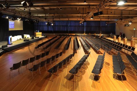 Bis in die 1960er Jahre sortierten Bergleute in der Lesebandhalle [A12] die großen Gesteinsstücke von Hand aus der Rohkohle heraus, heute ist die Halle 12 Eventlocation und Foyer für Messen, Kongresse und Konzerte.

Die Halle 12 kann für Veranstaltungen angemietet werden. Kontakt: Stiftung Zollverein, Fon +49 201 246 81-355, locations@zollverein.de.

Areal A [Schacht XII], Halle 12 [A12]