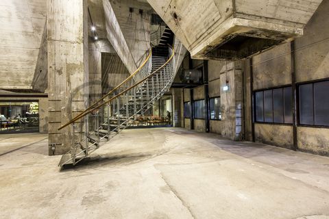 Die Mischanlage [C70] ist eins der größten Gebäude auf der Kokerei Zollverein und beeindruckt im Inneren mit spektakulären Raumsituationen. Das Gebäude ist Teil des Denkmalpfads Zollverein und kann im Rahmen von Führungen besichtigt werden. Die Mischanlage wird als Eventlocation temporär für Ausstellungen und Veranstaltungen genutzt. Zudem befindet sich dort das Café & Restaurant „die kokerei“.

Die Mischanlage kann für Veranstaltungen angemietet werden. Kontakt: Stiftung Zollverein, Fon +49 201 246 81-355, locations@zollverein.de.

Areal C [Kokerei], Mischanlage [C70]