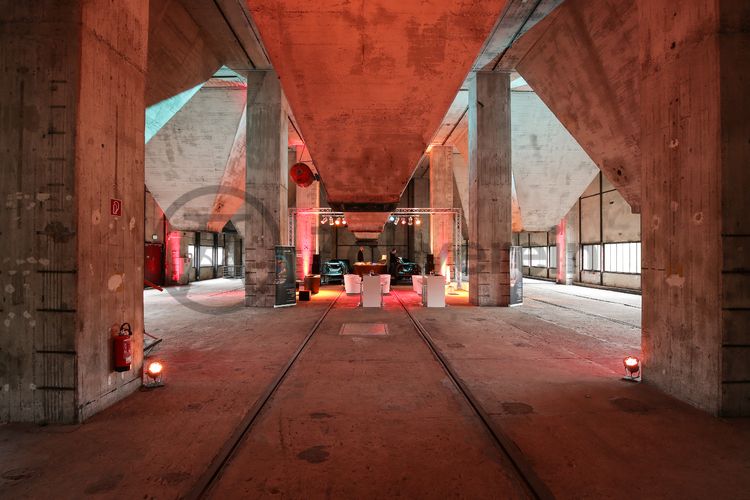 Die Mischanlage [C70] ist eins der größten Gebäude auf der Kokerei Zollverein und beeindruckt im Inneren mit spektakulären Raumsituationen. Das Gebäude ist Teil des Denkmalpfads Zollverein und kann im Rahmen von Führungen besichtigt werden. Die Mischanlage wird als Eventlocation temporär für Ausstellungen und Veranstaltungen genutzt. Zudem befindet sich dort das Café & Restaurant „die kokerei“.

Die Mischanlage kann für Veranstaltungen angemietet werden. Kontakt: Stiftung Zollverein, Fon +49 201 246 81-355, locations@zollverein.de.

Areal C [Kokerei], Mischanlage [C70]