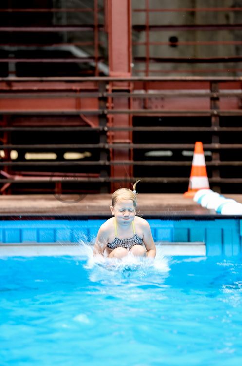 Das 2,4 x 12 x 5 Meter große Werksschwimmbad [C75] der Künstler Dirk Paschke und Daniel Milohnic besteht aus zwei auseinander geschnittenen und neu verschweißten Überseecontainern und fasst 130 Kubikmeter Wasser. Der Pool ist in den NRW-Sommerferien beliebter Treffpunkt für Kinder und Jugendliche aus den benachbarten Stadtteilen und Sinnbild für den Strukturwandel des Ruhrgebiets.

Areal C [Kokerei], Werksschwimmbad [C75]