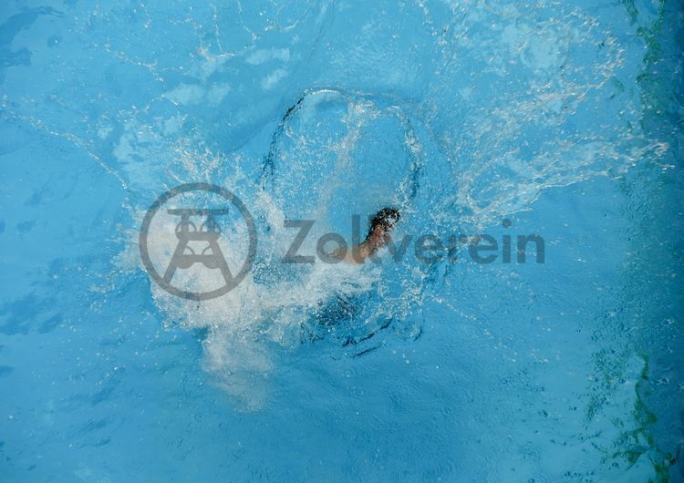 Das 2,4 x 12 x 5 Meter große Werksschwimmbad [C75] der Künstler Dirk Paschke und Daniel Milohnic besteht aus zwei auseinander geschnittenen und neu verschweißten Überseecontainern und fasst 130 Kubikmeter Wasser. Der Pool ist in den NRW-Sommerferien beliebter Treffpunkt für Kinder und Jugendliche aus den benachbarten Stadtteilen und Sinnbild für den Strukturwandel des Ruhrgebiets.

Areal C [Kokerei], Werksschwimmbad [C75]