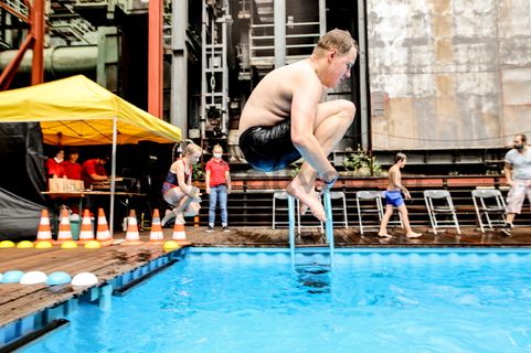 Das 2,4 x 12 x 5 Meter große Werksschwimmbad [C75] der Künstler Dirk Paschke und Daniel Milohnic besteht aus zwei auseinander geschnittenen und neu verschweißten Überseecontainern und fasst 130 Kubikmeter Wasser. Der Pool ist in den NRW-Sommerferien beliebter Treffpunkt für Kinder und Jugendliche aus den benachbarten Stadtteilen und Sinnbild für den Strukturwandel des Ruhrgebiets.

Areal C [Kokerei], Werksschwimmbad [C75]