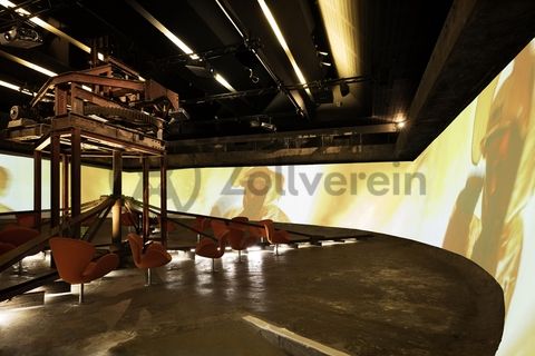 Im Portal der Industriekultur in der ehemaligen Kohlenwäsche erfahren Besucher anhand multimedialer Inszenierungen und innovativer Informationsstationen Wissenswertes über die Route der Industriekultur.

Im Panoramafilm RUHR 360° erleben Besucher die zahlreichen Facetten der Region hautnah. 

Flankiert von den riesigen Maschinen des Denkmalpfads Zollverein führt ein Weg vom Portal der Industriekultur zum Dach der Kohlenwäsche.

Der Rundeindicker des Portals kann für Veranstaltungen angemietet werden. Kontakt: Stiftung Zollverein, Tel 049 201 246 81-355, locations@zollverein.de.

Kohlenwäsche, UNESCO-Welterbe Zollverein, Essen