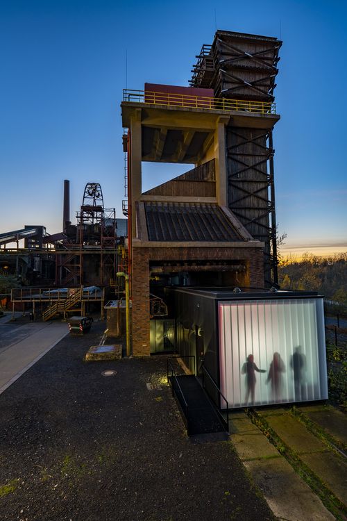 Die Station 1 bietet als ein Element der Zollverein-Führungen an einem über sieben Meter langen Modell mit herausziehbaren Segmenten und Animationen einen Überblick über die sogenannte „schwarze Seite“ der Kokerei, auf der sich die Koksöfen befinden. 

Station 1, UNESCO-Welterbe Zollverein, Essen