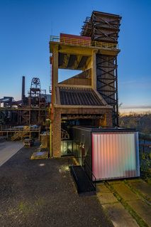 Die Station 1 bietet als ein Element der Zollverein-Führungen an einem über sieben Meter langen Modell mit herausziehbaren Segmenten und Animationen einen Überblick über die sogenannte „schwarze Seite“ der Kokerei, auf der sich die Koksöfen befinden. 

Station 1, UNESCO-Welterbe Zollverein, Essen