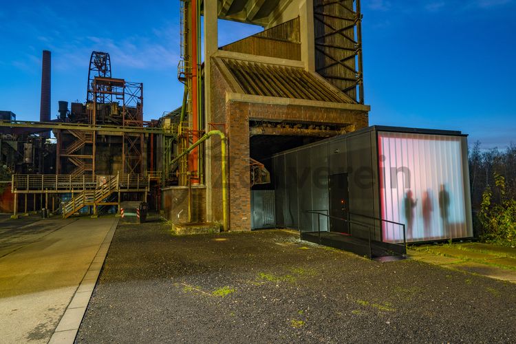 Die Station 1 bietet als ein Element der Zollverein-Führungen an einem über sieben Meter langen Modell mit herausziehbaren Segmenten und Animationen einen Überblick über die sogenannte „schwarze Seite“ der Kokerei, auf der sich die Koksöfen befinden. 

Station 1, UNESCO-Welterbe Zollverein, Essen