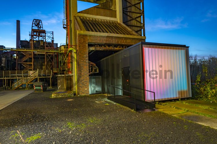 Die Station 1 bietet als ein Element der Zollverein-Führungen an einem über sieben Meter langen Modell mit herausziehbaren Segmenten und Animationen einen Überblick über die sogenannte „schwarze Seite“ der Kokerei, auf der sich die Koksöfen befinden. 

Station 1, UNESCO-Welterbe Zollverein, Essen