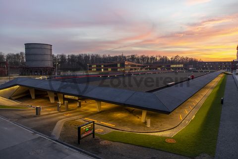 Das eingeschossige Parkdeck Zollverein mit rund 350 Stellplätzen und E-Ladestationen hat ein begehbares begrüntes Dach mit großzügigen Treppenanlagen und Rampen.

Kokerei, UNESCO-Welterbe Zollverein, Essen