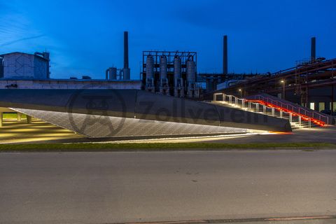 Das eingeschossige Parkdeck Zollverein mit rund 350 Stellplätzen und E-Ladestationen hat ein begehbares begrüntes Dach mit großzügigen Treppenanlagen und Rampen.

Kokerei, UNESCO-Welterbe Zollverein, Essen