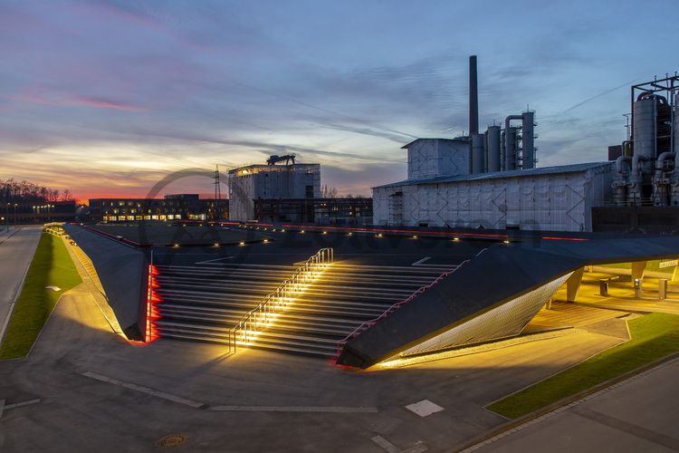 Das eingeschossige Parkdeck Zollverein mit rund 350 Stellplätzen und E-Ladestationen hat ein begehbares begrüntes Dach mit großzügigen Treppenanlagen und Rampen.

Kokerei, UNESCO-Welterbe Zollverein, Essen