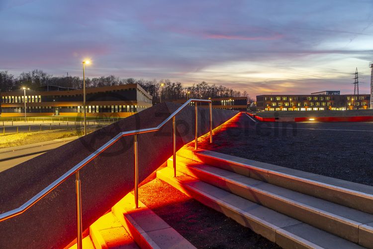 Das eingeschossige Parkdeck Zollverein mit rund 350 Stellplätzen und E-Ladestationen hat ein begehbares begrüntes Dach mit großzügigen Treppenanlagen und Rampen.

Kokerei, UNESCO-Welterbe Zollverein, Essen