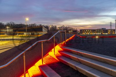 Das eingeschossige Parkdeck Zollverein mit rund 350 Stellplätzen und E-Ladestationen hat ein begehbares begrüntes Dach mit großzügigen Treppenanlagen und Rampen.