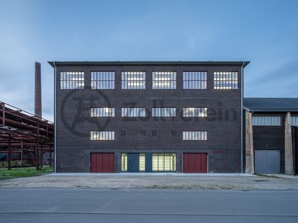 Das neue Zentral- und Schaudepot des Ruhr Museums ist ein begehbares Museumslager in der ehemaligen Salzfabrik. Das Ruhr Museum deponiert und präsentiert dort in Führungen Teile seiner Geologischen, Archäologischen und Historischen Sammlungen.

Die ehemalige Salzfabrik gehört zur sogenannten „weißen Seite“ der Kokerei, auf der die chemischen Nebenprodukte der Koksgewinnung verarbeitet wurden.

Schaudepot Ruhr Museum, UNESCO-Welterbe Zollverein, Essen