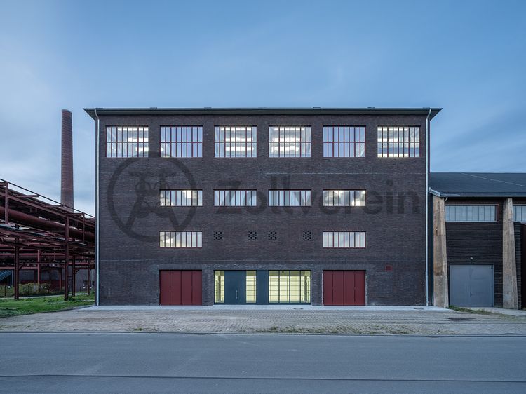 Das neue Zentral- und Schaudepot des Ruhr Museums ist ein begehbares Museumslager in der ehemaligen Salzfabrik. Das Ruhr Museum deponiert und präsentiert dort in Führungen Teile seiner Geologischen, Archäologischen und Historischen Sammlungen.

Die ehemalige Salzfabrik gehört zur sogenannten „weißen Seite“ der Kokerei, auf der die chemischen Nebenprodukte der Koksgewinnung verarbeitet wurden.

Schaudepot Ruhr Museum, UNESCO-Welterbe Zollverein, Essen