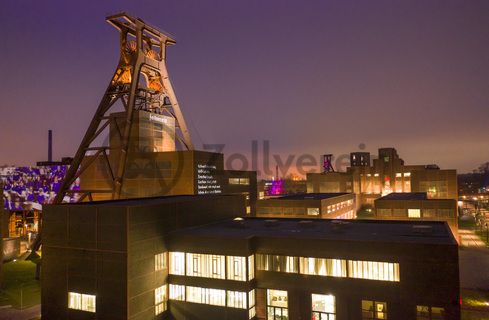 Zehn Jahre nach der Eröffnung der Kulturhauptstadt RUHR.2010 und des Ruhr Museums fand im Januar 2020 die große Jubiläumsfeier „Zehn nach Zehn“ auf Zollverein statt.

Das 55 Meter hohe Doppelbock-Fördergerüst ist das Wahrzeichen des UNESCO-Welterbe Zollverein, der Stadt Essen und des gesamten Ruhrgebiets.

Fördergerüst, UNESCO-Welterbe Zollverein, Essen