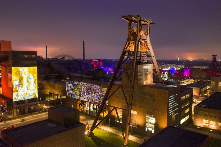 Zehn Jahre nach der Eröffnung der Kulturhauptstadt RUHR.2010 und des Ruhr Museums fand im Januar 2020 die große Jubiläumsfeier „Zehn nach Zehn“ auf Zollverein statt.

Das 55 Meter hohe Doppelbock-Fördergerüst ist das Wahrzeichen des UNESCO-Welterbe Zollverein, der Stadt Essen und des gesamten Ruhrgebiets.

Fördergerüst, UNESCO-Welterbe Zollverein, Essen