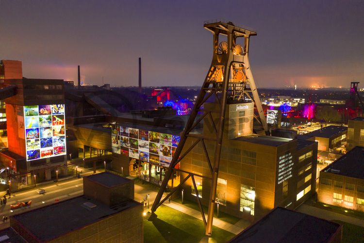 Zehn Jahre nach der Eröffnung der Kulturhauptstadt RUHR.2010 und des Ruhr Museums fand im Januar 2020 die große Jubiläumsfeier „Zehn nach Zehn“ auf Zollverein statt.

Das 55 Meter hohe Doppelbock-Fördergerüst ist das Wahrzeichen des UNESCO-Welterbe Zollverein, der Stadt Essen und des gesamten Ruhrgebiets.

Fördergerüst, UNESCO-Welterbe Zollverein, Essen