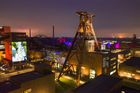 Zehn Jahre nach der Eröffnung der Kulturhauptstadt RUHR.2010 und des Ruhr Museums fand im Januar 2020 die große Jubiläumsfeier „Zehn nach Zehn“ auf Zollverein statt.

Das 55 Meter hohe Doppelbock-Fördergerüst ist das Wahrzeichen des UNESCO-Welterbe Zollverein, der Stadt Essen und des gesamten Ruhrgebiets.

Fördergerüst, UNESCO-Welterbe Zollverein, Essen