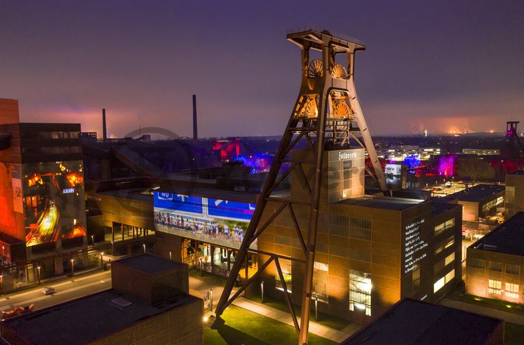 Zehn Jahre nach der Eröffnung der Kulturhauptstadt RUHR.2010 und des Ruhr Museums fand im Januar 2020 die große Jubiläumsfeier „Zehn nach Zehn“ auf Zollverein statt.

Das 55 Meter hohe Doppelbock-Fördergerüst ist das Wahrzeichen des UNESCO-Welterbe Zollverein, der Stadt Essen und des gesamten Ruhrgebiets.

Fördergerüst, UNESCO-Welterbe Zollverein, Essen